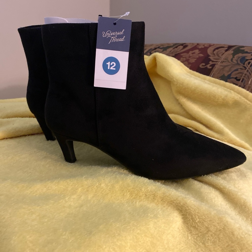 Universal Black Heeled Boots Sleek Suede Design